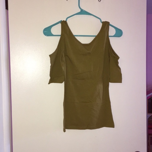 NWT Cold Shoulder Top - Picture 4 of 5